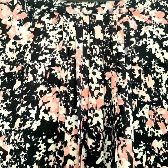 NYDJ Pintuck Black/WhitePink Abstract Floral Blouse 3/4 Bell Sleeve. Size PM - Picture 6 of 11